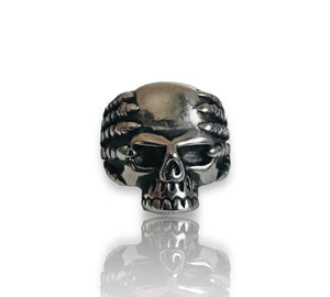 ANILLO DE ACERO INOXIDABEL:  CALAVERA CON MANO